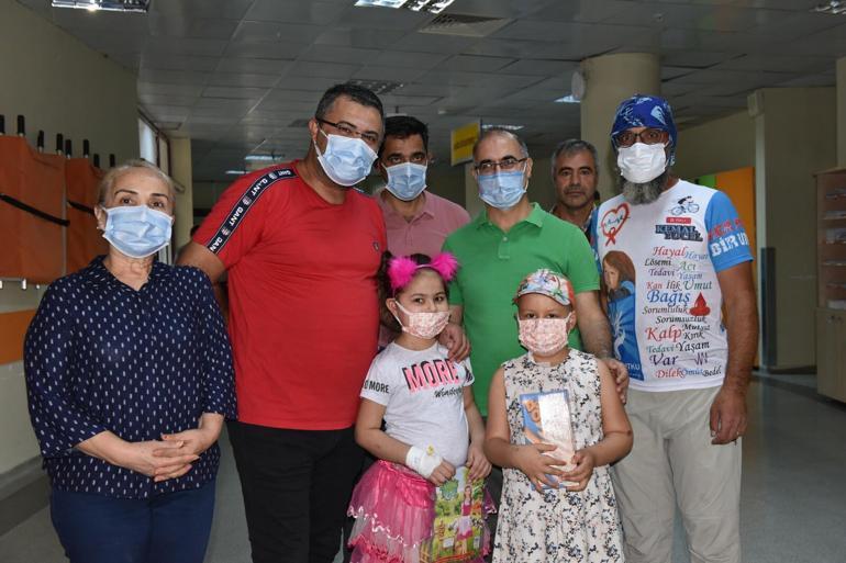 Oğlunun anısına lösemi hastası çocuklara oyuncak dağıttı