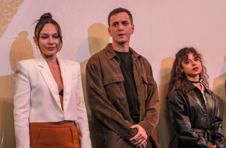 Dünya prömiyeri Cannesda, Türkiye prömiyeri Altın Portakalda