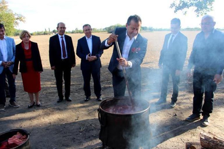 Edirne Kırmızısı Hasat Şenliğinde kırmızılı keman ve semazen gösterisi