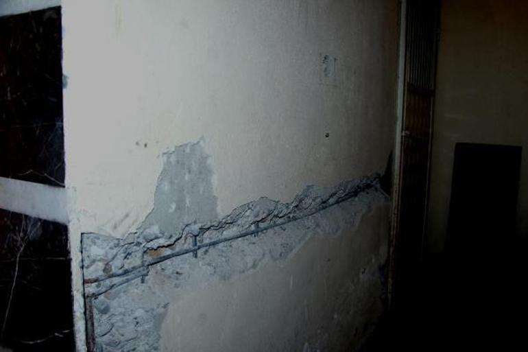 Arsa sahibi ve müteahhit anlaşmazlığı apartman yıktırıyor