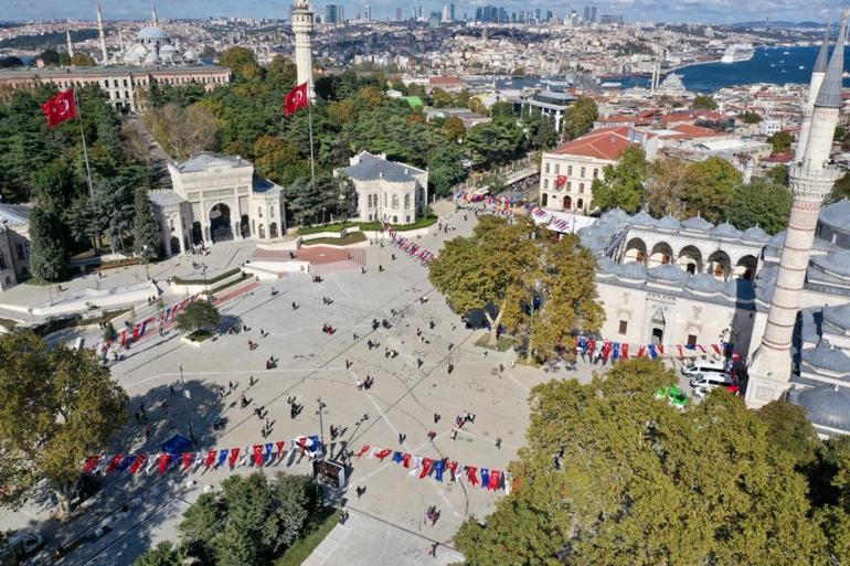 Ekrem İmamoğlu İstanbul’un Kurtuluşunun 99. yıldönümünde yenilenen Beyazıt Meydanının açılış törenine katıldı