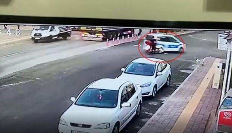 Polis aracına çarpan motorlu kurye, yaşam savaşını kaybetti