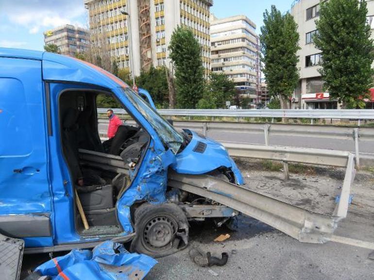 Kadıköyde kargo aracı bariyerlere ok gibi saplandı