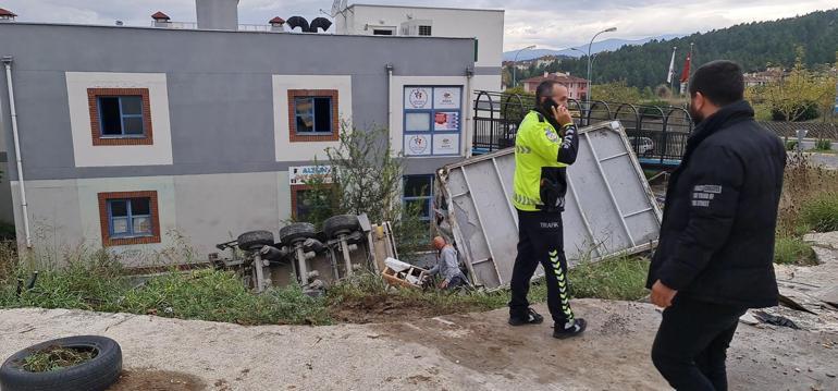 Freni boşalan kamyon, taksi durağını yıktı; o anlar kamerada