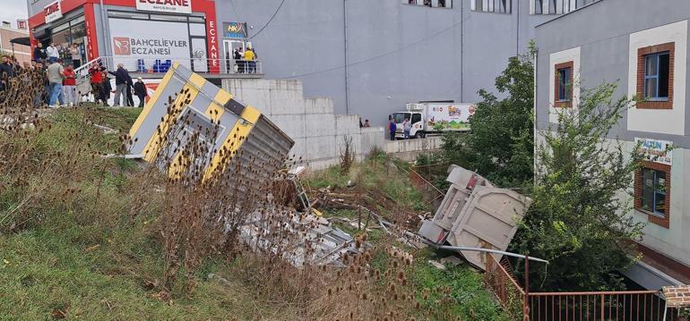 Freni boşalan kamyon, taksi durağını yıktı; o anlar kamerada