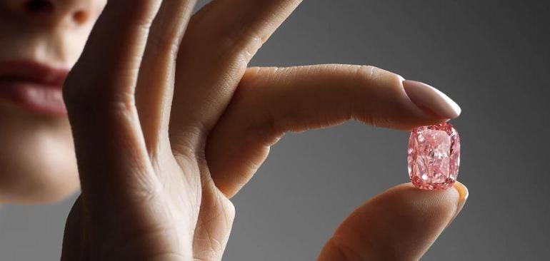 Dünyanın en nadide pembe elması 20 dakikada 57 milyon dolara satıldı