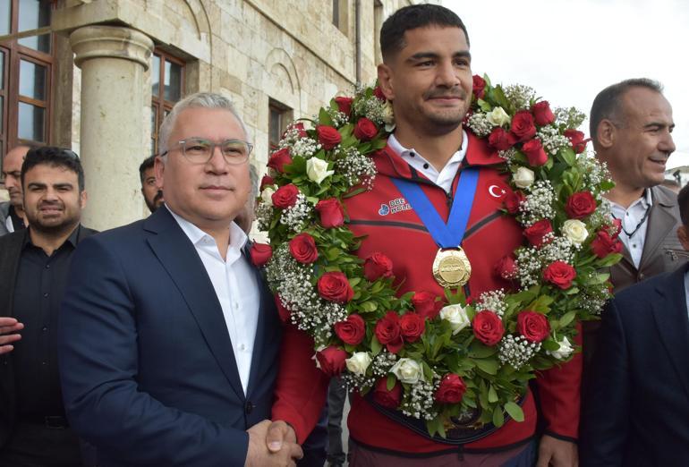 Dünya şampiyonu Taha Akgüle memleketi Sivasta coşkulu karşılama