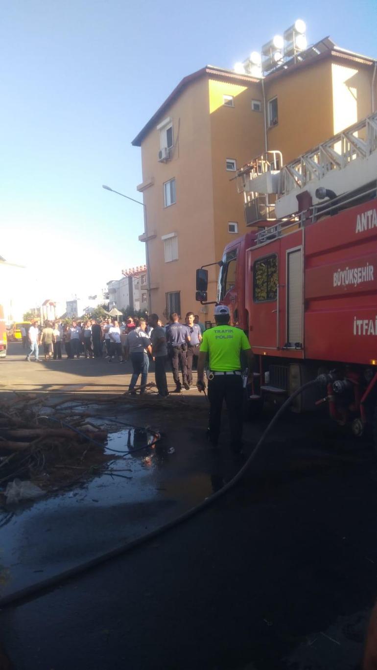 Serik’te tek katlı ev yangında küle döndü