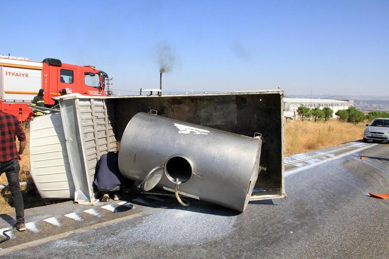 Manisada lastiği patlayan süt kamyoneti devrildi; şoför yaralı
