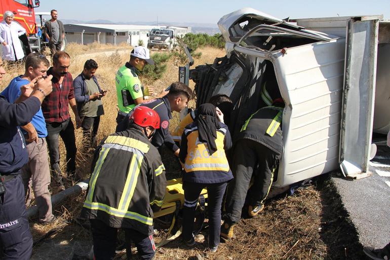 Manisada lastiği patlayan süt kamyoneti devrildi; şoför yaralı