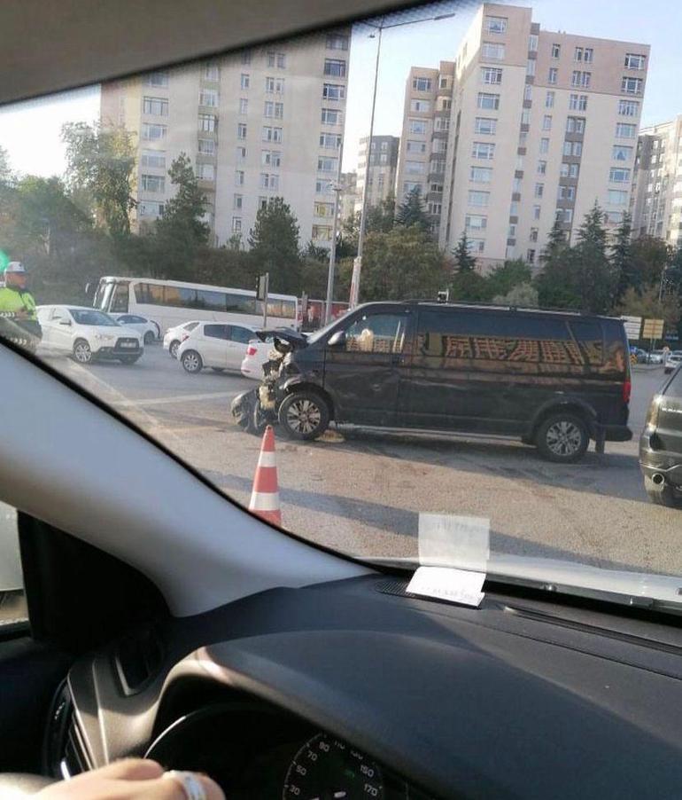 HDPli vekillerin bulunduğu minibüs ile taksi çarpıştı: 1 ölü, 9 yaralı