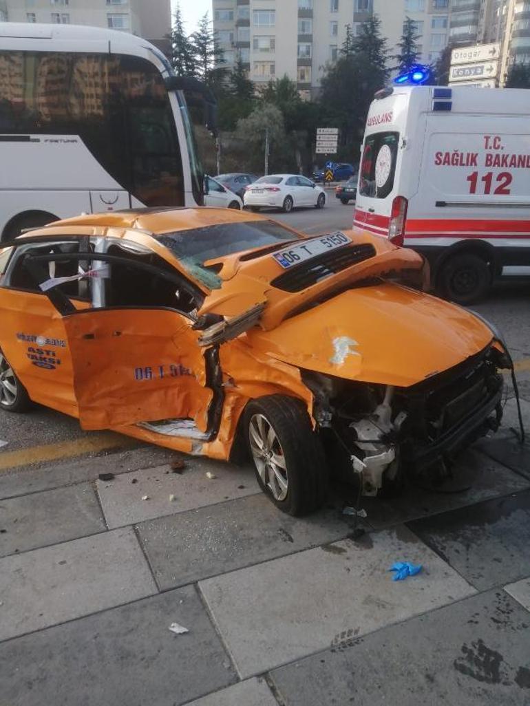 HDPli vekillerin bulunduğu minibüs ile taksi çarpıştı: 1 ölü, 9 yaralı