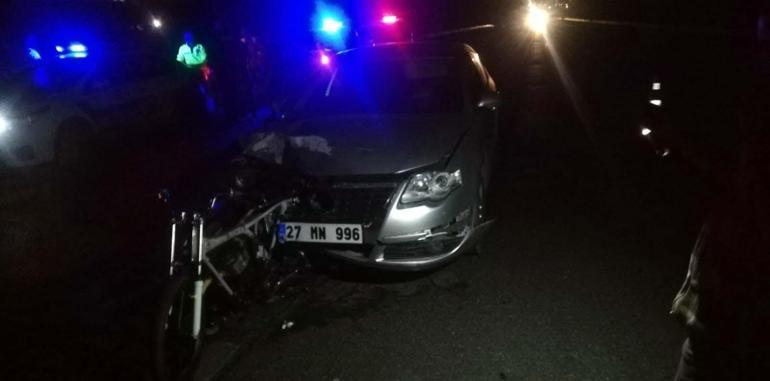 Otomobilin çarptığı 17 yaşındaki motosikletli kurtarılamadı