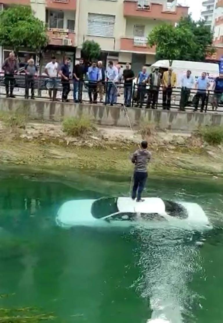 Otomobil kanala uçtu; araç üzerine çıkan sürücü halatla kurtarıldı