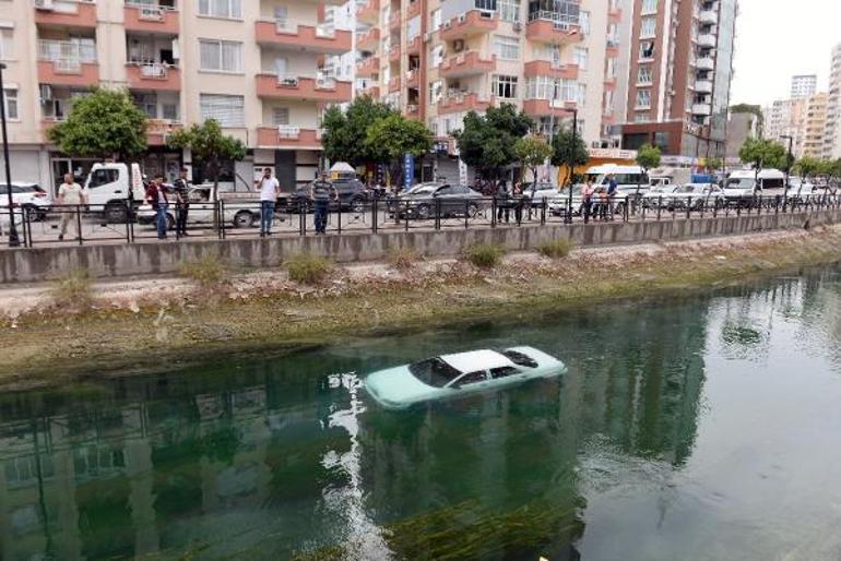 Otomobil kanala uçtu; araç üzerine çıkan sürücü halatla kurtarıldı