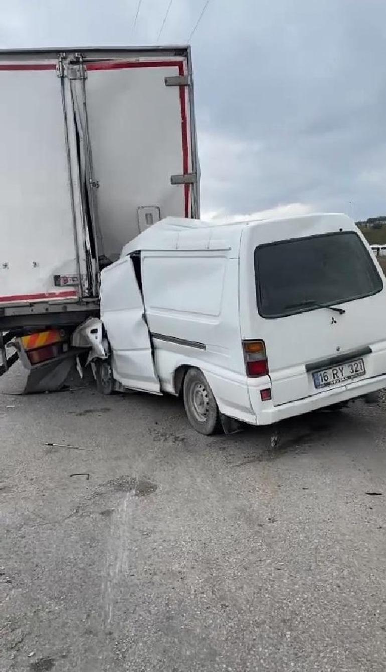 Park halindeki TIR’a çarpan ticari aracın sürücüsü hayatını kaybetti