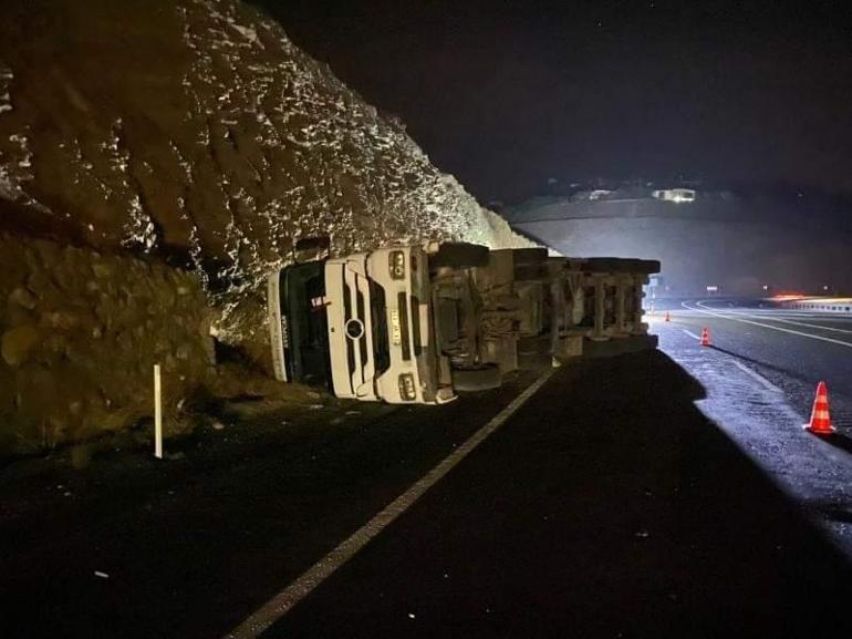 Elazığda kontrolden çıkan şeker pancarı yüklü TIR devrildi: 1 yaralı