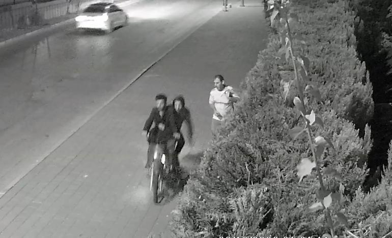 Motosikletli kapkaççılar cep telefonunu çaldı; yaşadığı şok kameraya yansıdı