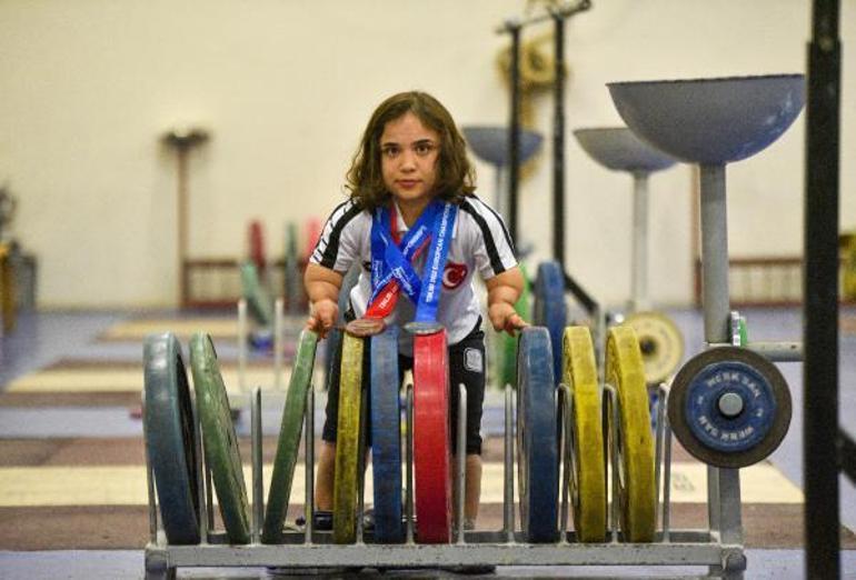 Kolları güçsüz yapamaz diyenlere inat, halterde Avrupa ikincisi oldu