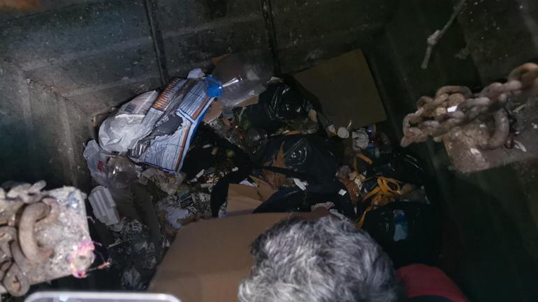 Arkadaşını yaraladığı bıçağı yer altı çöp konteynerine atıp kaçtı