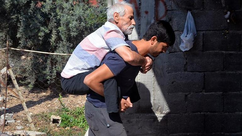 Evden çıkamıyor, damadının sırtında hastaneye gidiyordu; akülü sandalyeye kavuştu