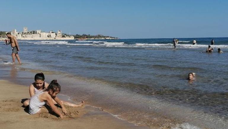 Kızkalesi sahilinde turistler denize girdi