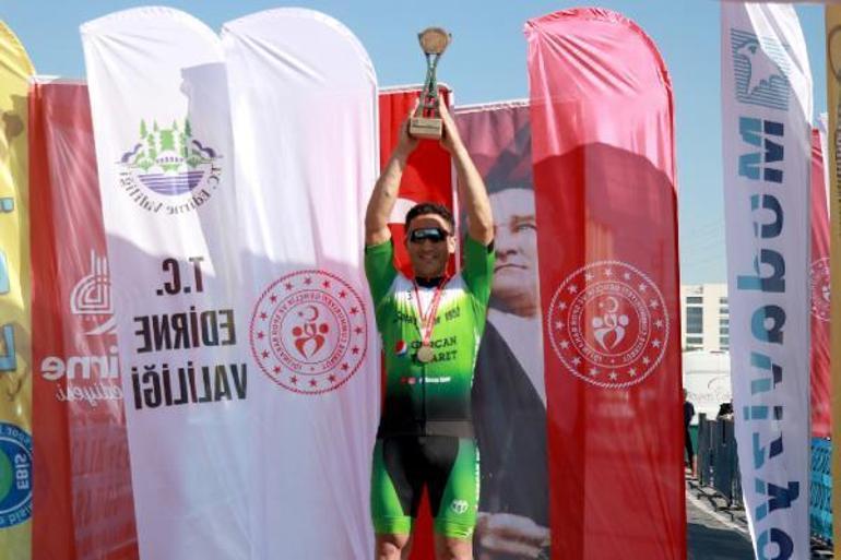 Cumhuriyet Kupası Bisiklet Yarışını hurdacılık yapan sporcu kazandı