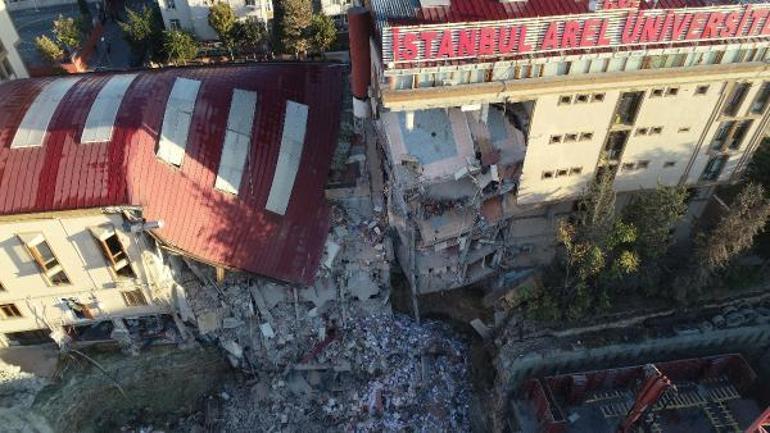 Küçükçekmecede Arel Üniversitesi binasının bir kısmı çöktü