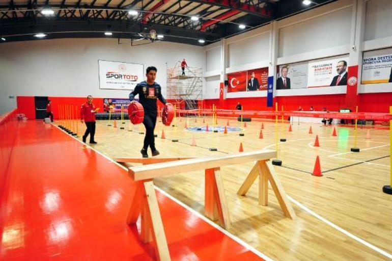 Annesi yanma tehlikesi geçirince itfaiyeci olmaya karar verdi; zorlu parkurda ter döktü