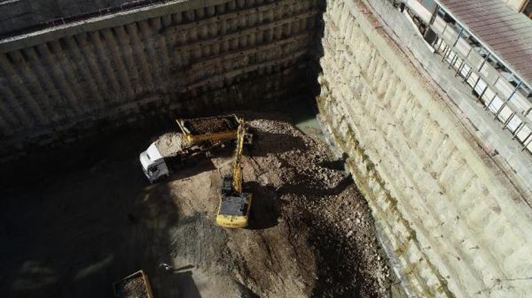 Küçükçekmecede çöken istinat duvarına dolgu çalışması devam ediyor