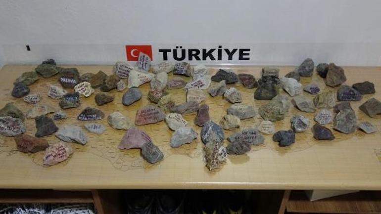 81 ilin zirvesinden topladığı taşlarla harita yaptı