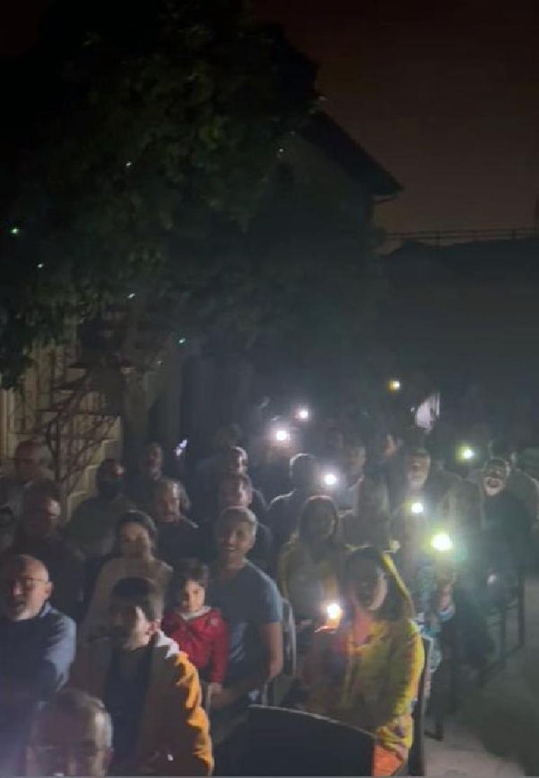 Medeniyetler Korosu, elektrik kesilince konsere telefon ışığında devam etti