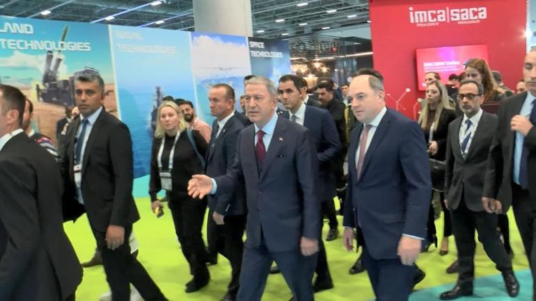 Bakan Akar ve İngiltere Savunma Bakanı Wallace SAHA EXPO Fuarını ziyaret etti