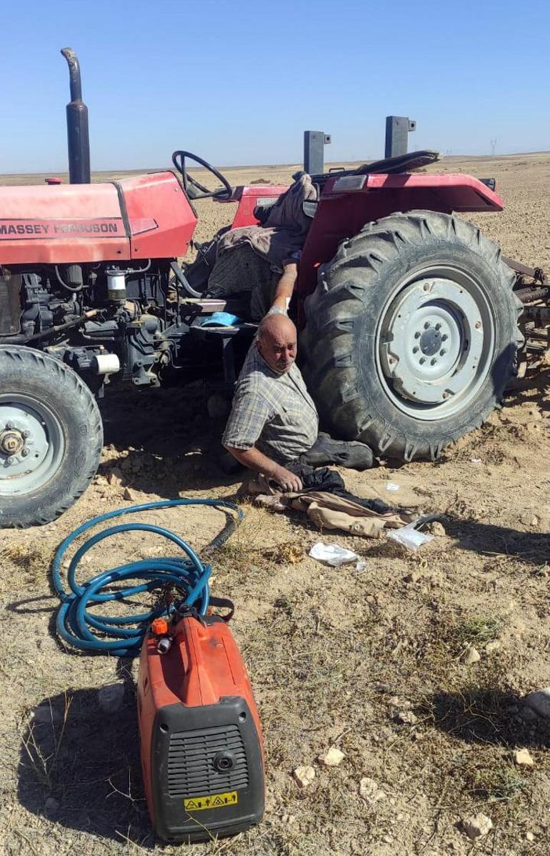 Traktörünün tekeri altında kalan çiftçiyi itfaiye kurtardı