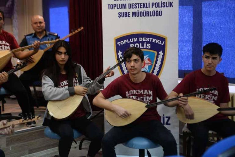 Polisler, eğitimine destek verdikleri öğrencilerle enstrüman çalıp, şarkı söyledi