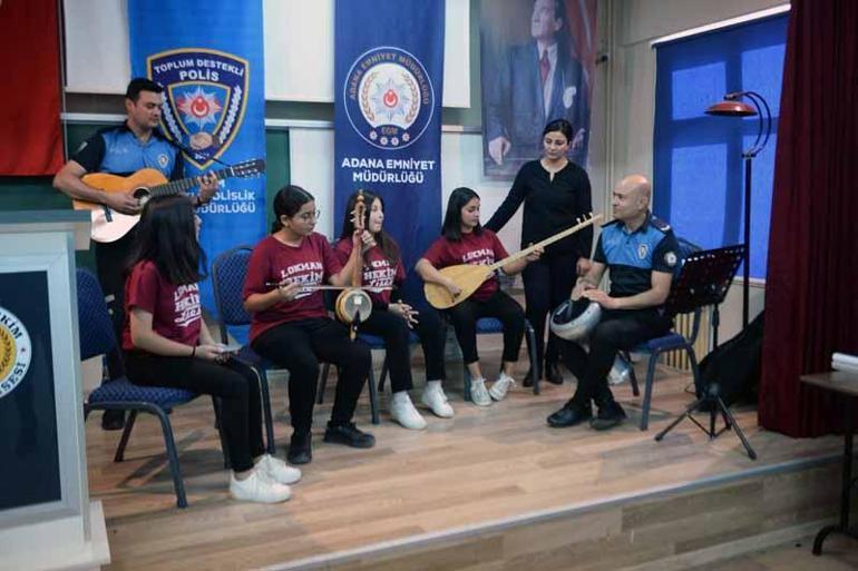 Polisler, eğitimine destek verdikleri öğrencilerle enstrüman çalıp, şarkı söyledi