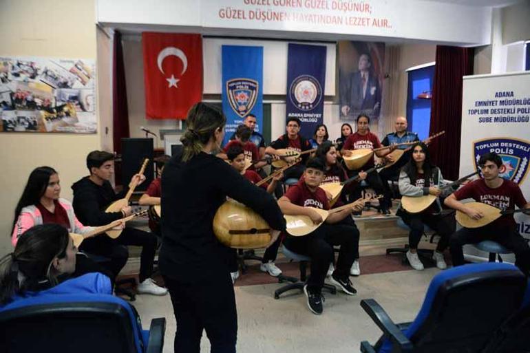 Polisler, eğitimine destek verdikleri öğrencilerle enstrüman çalıp, şarkı söyledi