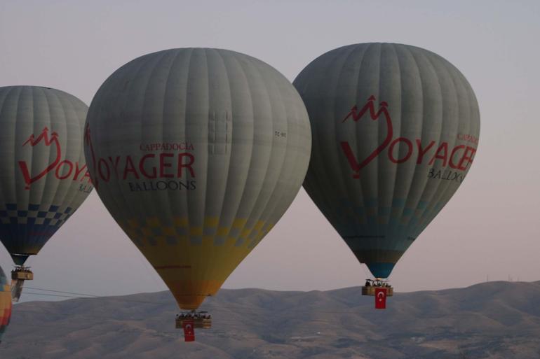 Kapadokyada balonlar, Türk bayrağı ve Atatürk posterleri ile havalandı