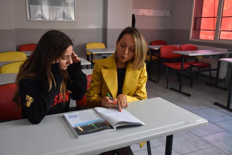 Olcay öğretmen, depremde kendisi gibi evleri yıkılan Ebru’nun eğitim masraflarını üstlendi