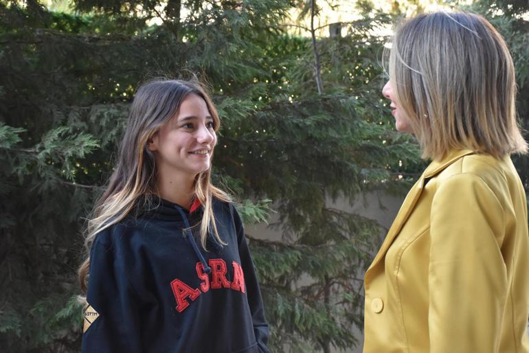 Olcay öğretmen, depremde kendisi gibi evleri yıkılan Ebru’nun eğitim masraflarını üstlendi