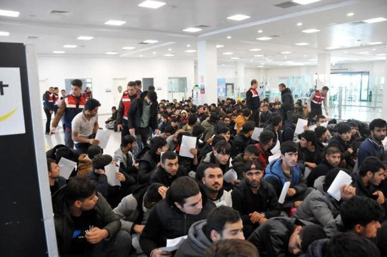 10 ayda 97 bin 448 kaçak göçmen sınır dışı edildi
