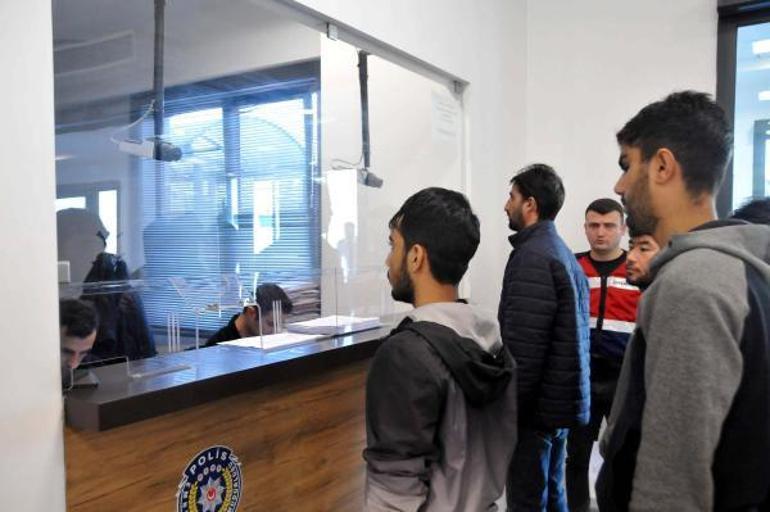 10 ayda 97 bin 448 kaçak göçmen sınır dışı edildi