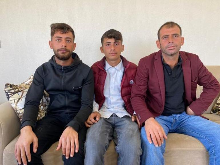 Hastanenin acil girişine çamurlu ayakkabılarını çıkararak girdiler