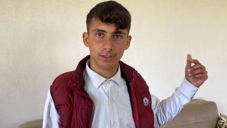 Hastanenin acil girişine çamurlu ayakkabılarını çıkararak girdiler