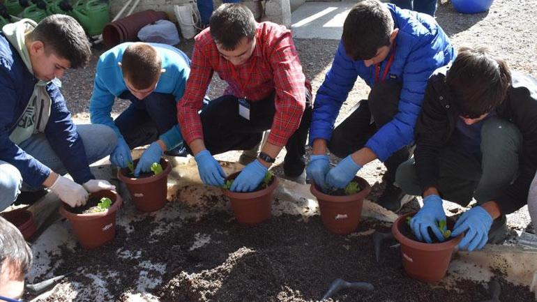 Özel öğrencilere toprakla terapi