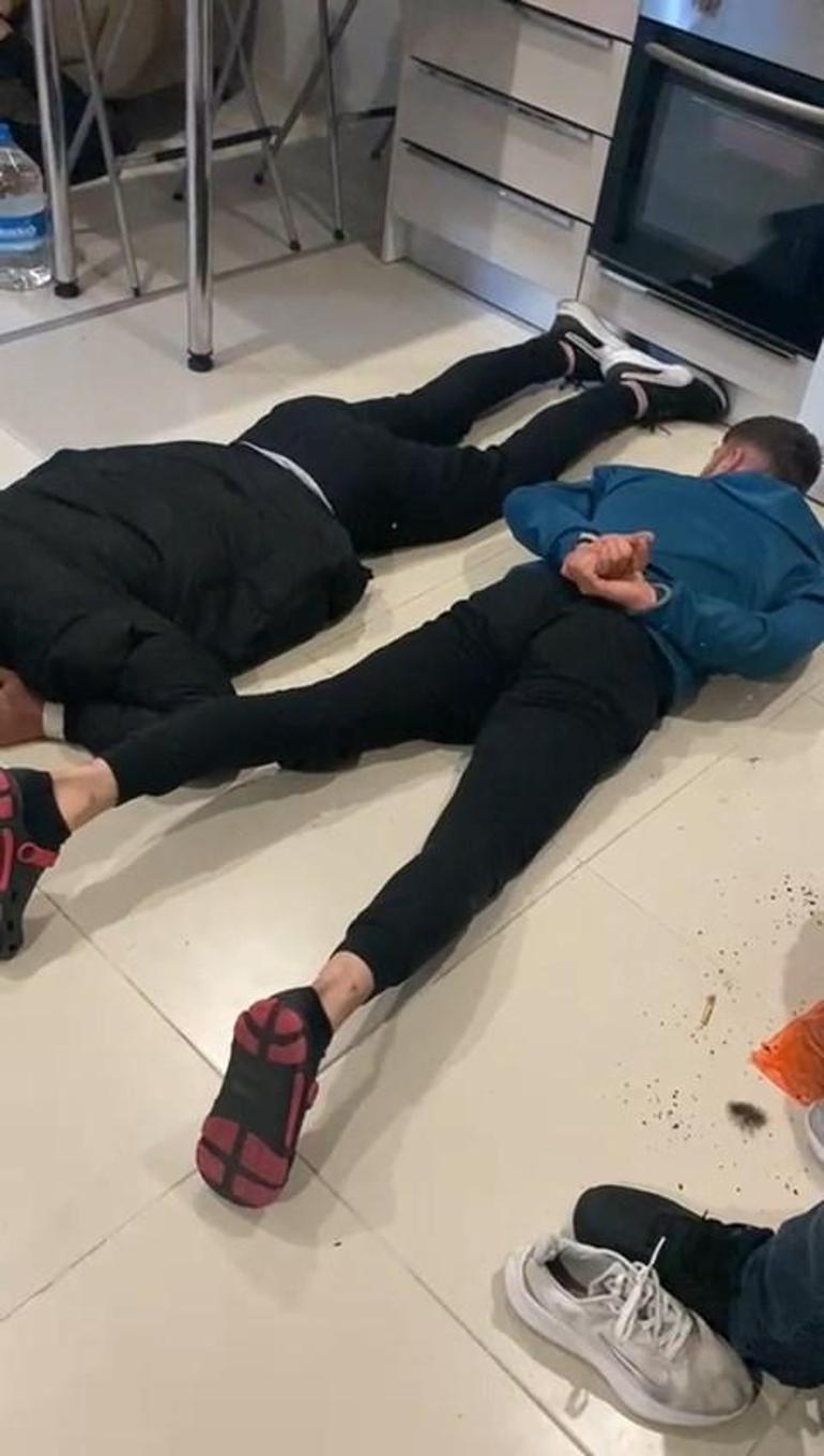 Gaziosmanpaşada operasyon: Lav silahı, Kalaşnikoflar, el bombaları...