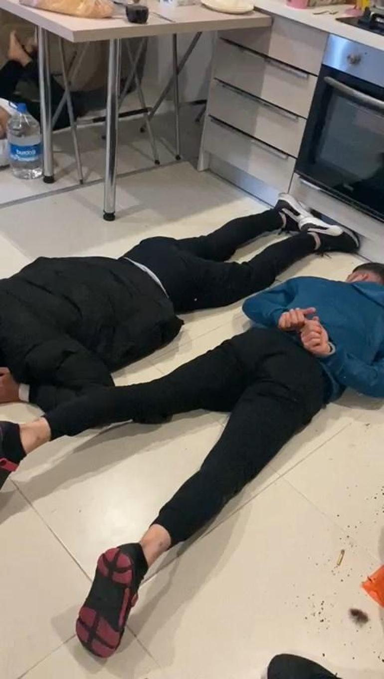 Gaziosmanpaşada operasyon: Lav silahı, Kalaşnikoflar, el bombaları...