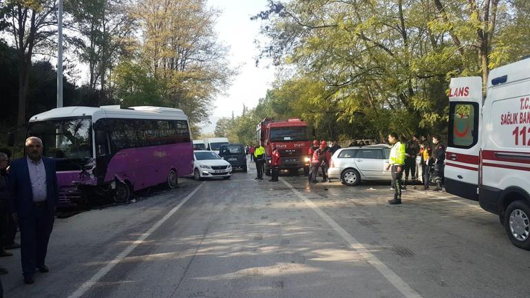 Karşı şeride geçen otomobil, halk otobüsü ile çarpıştı: 1 ölü, 5 yaralı