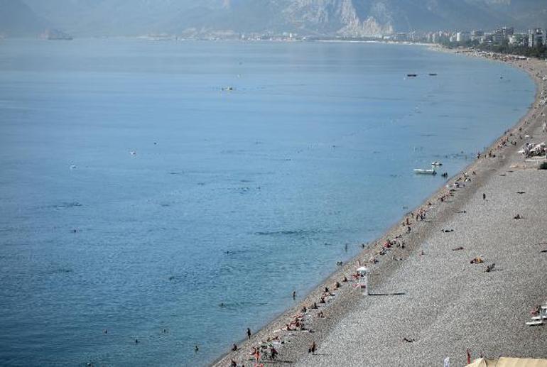 Antalyada turistler 24 derece su sıcaklığında denize girdi