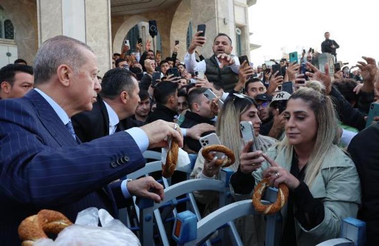 Cumhurbaşkanı Erdoğan Taksimde simit dağıttı
